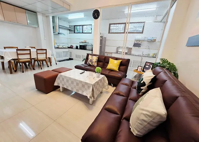 Cozy Living Sukhumvit 38 With Pool Table Near Bts Thonglor