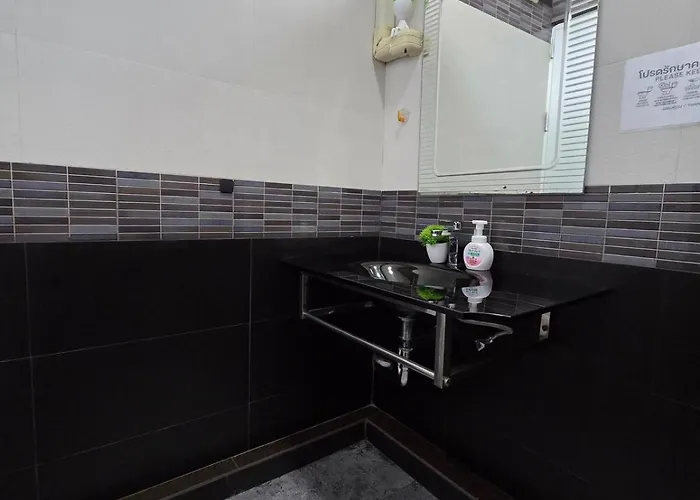 Cozy Living Sukhumvit 38 With Pool Table Near Bts Thonglor 別荘